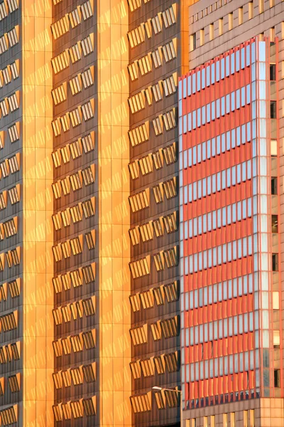 Detalhe moderno colorido da fachada do edifício Viena Áustria — Fotografia de Stock