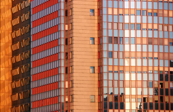 Detalhe moderno colorido da fachada da parede do edifício em Viena Áustria — Fotografia de Stock