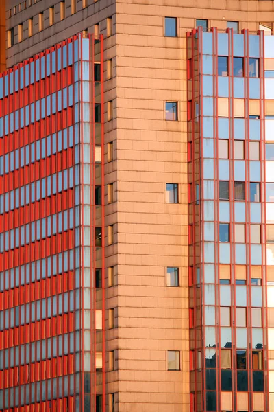 Detalhe moderno colorido da fachada da parede do edifício Viena Áustria — Fotografia de Stock