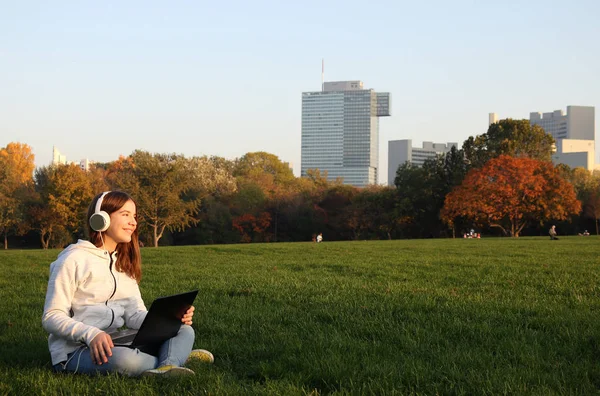 Dospívající dívka s laptopem v Donaupark Vídeň slunečný podzimní den — Stock fotografie