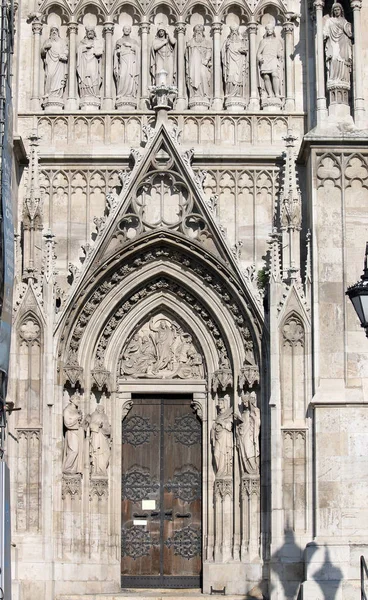 Votivkirche votivekirche eingang in wien Österreich — Stockfoto