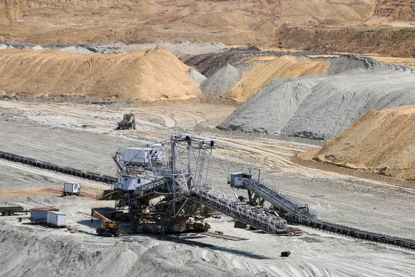 Excavadoras gigantes revisan mina de carbón a cielo abierto — Foto de Stock
