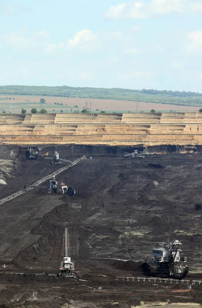 Mina de carbón a cielo abierto con excavadoras y maquinaria en Kostolac — Foto de Stock