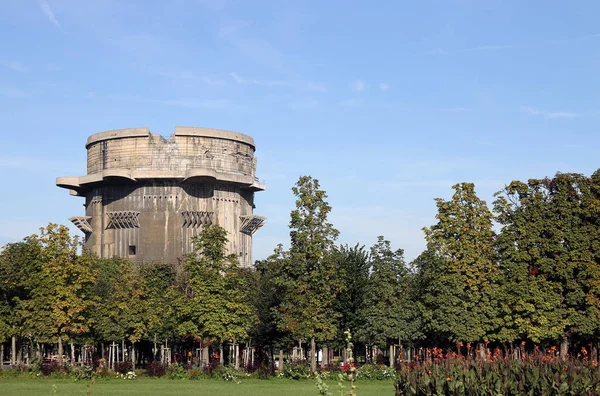 Wieża przeciwlotnicza Flakturm w parku Augarten Wiedeń — Zdjęcie stockowe