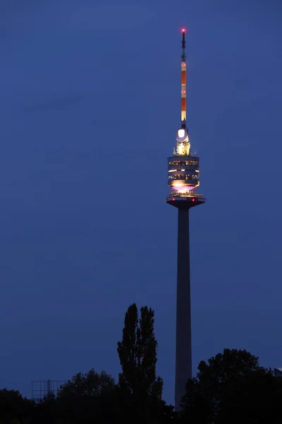 Wieża telewizyjna w nocy w Wiedniu Austria — Zdjęcie stockowe