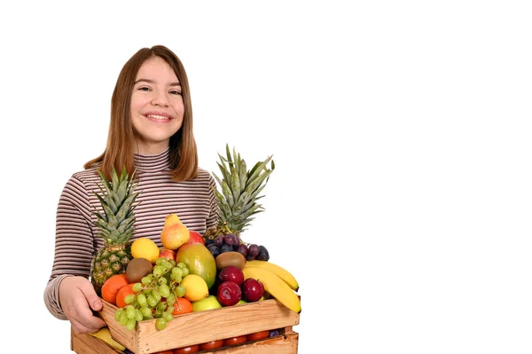 Fille Heureuse Tient Une Caisse Bois Avec Des Fruits — Photo