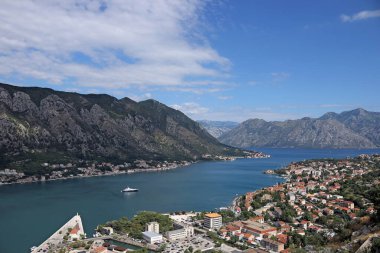 Kotor Körfezi ve yaz manzarasında eski bir kasaba 