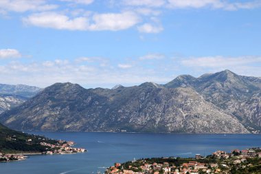 Karadağ 'ın yaz mevsiminde Kotor Körfezi ve eski kenti