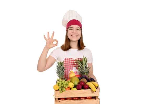 Cozinheiro Fêmea Feliz Com Frutas Sinal Mão — Fotografia de Stock