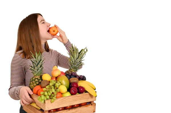 Chica Come Una Manzana Sostiene Una Caja Madera Con Frutas —  Fotos de Stock