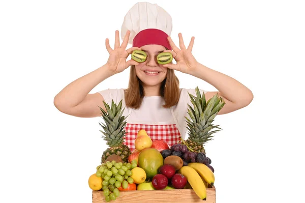 Cozinheira Feminina Segurando Kiwis Frente Seus Olhos — Fotografia de Stock