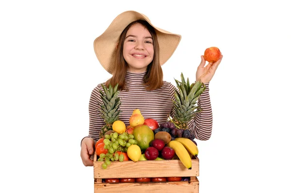 Niña Feliz Sostiene Manzana Caja Madera Con Diferentes Frutas — Foto de Stock