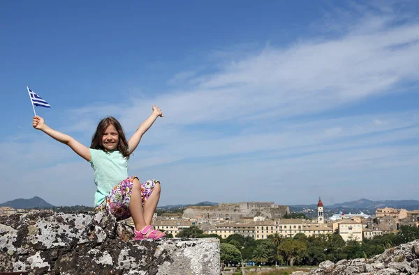 Gelukkig Klein Meisje Met Handen Omhoog Griekse Vlag Corfu Fort — Stockfoto