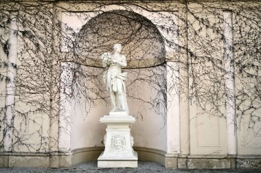 Viyana Avusturya 'da sürüngen bitkisi olan heykel ve duvar