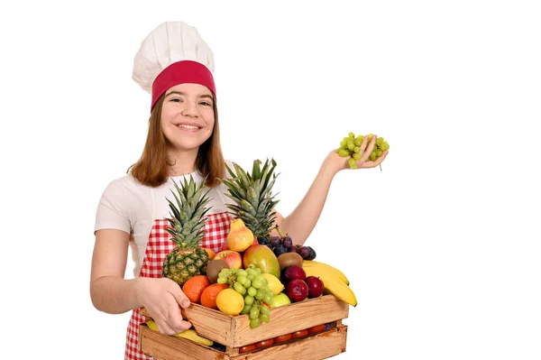 Cuisinière Avec Raisin Autres Fruits Dans Une Caisse Bois — Photo