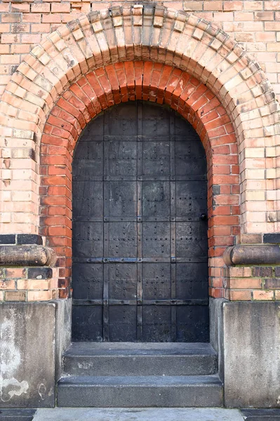 Demir Kapılı Eski Bina — Stok fotoğraf