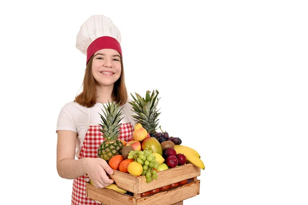 快乐的女厨师拿着一个装有不同水果的木箱 — 图库照片