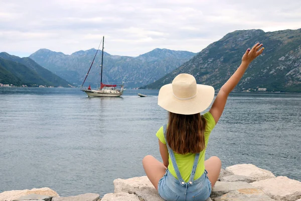 Girl Welcomes Sailboat Kotor Bay Montenegro — Stock Photo, Image