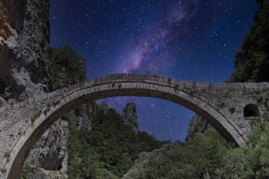 Geceleri Kokori taş köprüsü Yunanistan Zagoria