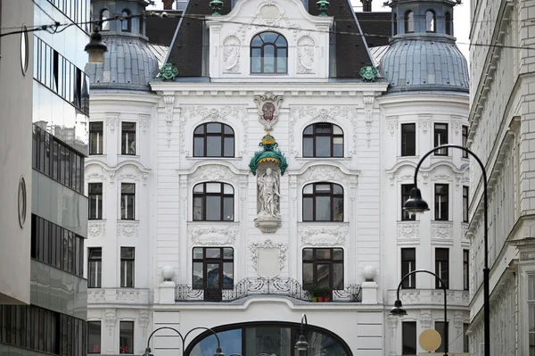 Gammal Byggnad Med Staty Exteriör Wien Österrike — Stockfoto