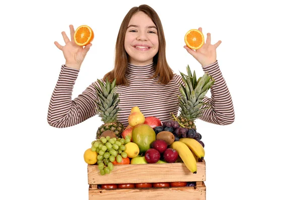 Menina Com Laranjas Frutas Caixa Madeira — Fotografia de Stock