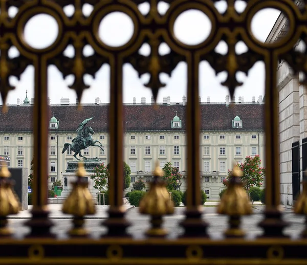 Antica Recinzione Ferro Statua Dell Arciduca Carlo Heldenplatz Vienna — Foto Stock