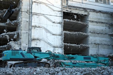 Eski bir inşaat sahasının yıkımı.