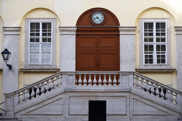 Старое Здание Лестницей Часами Вене Австрия — стоковое фото