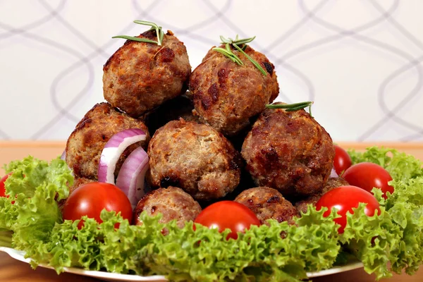 Välsmakande Köttbullar Och Sallad Tallriken — Stockfoto