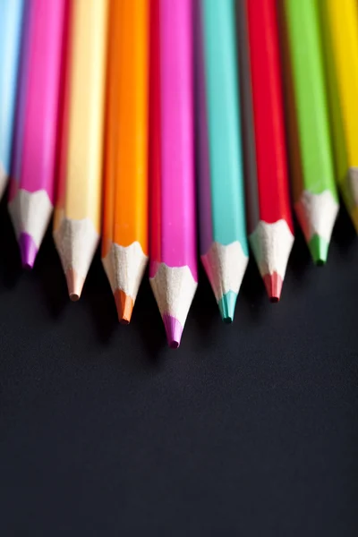 Crayons colorés sur fond noir — Photo