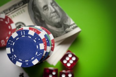 Poker fişleri, dices ve iskambil yeşil masada