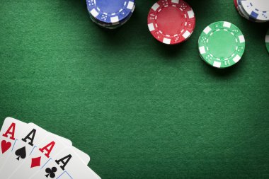 Poker arkaplanı - çipler ve kartlar yeşil masada