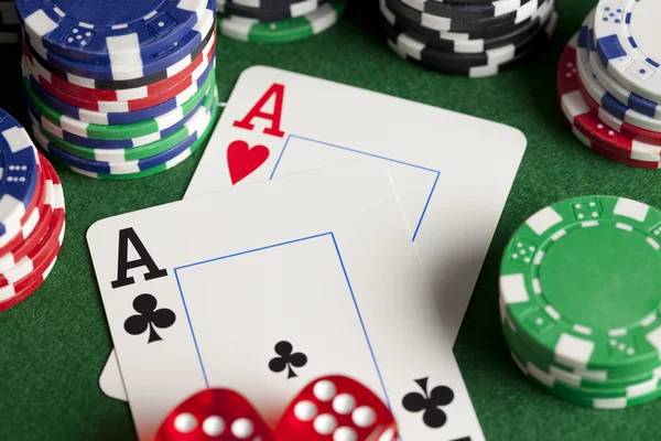 Гральні карти, покерні чіпи та джинси на зеленому столі — стокове фото