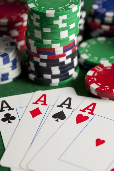 İskambil kartları ve yeşil masada poker fişleri