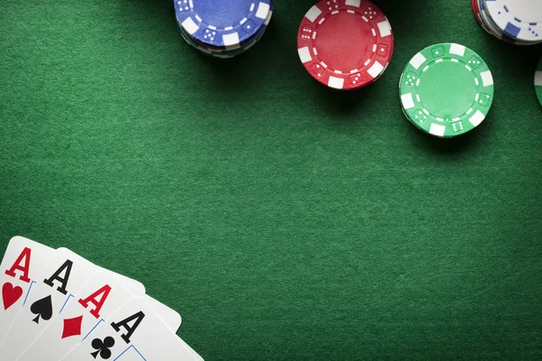 Фон покеру чіпи і карти на зеленому столі — стокове фото