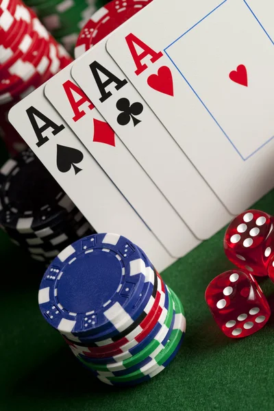 Kartları, poker fişleri ve dices yeşil masada oynarken