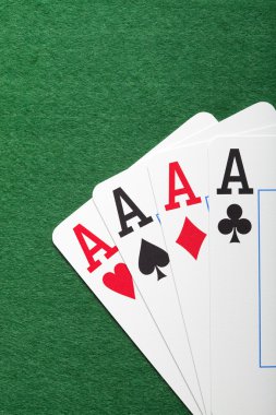 Kartları, poker fişleri ve dices yeşil masada oynarken