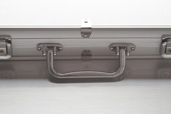 Valise métallique sur fond gris — Photo