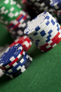 Yeşil masada poker fişleri