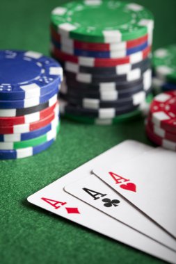 İskambil kartları ve yeşil masada poker fişleri