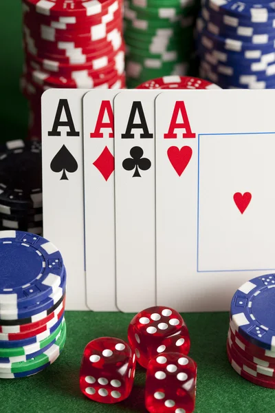Гральні карти, покерні чіпи та джинси на зеленому столі — стокове фото
