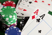 hrací karty a pokerové žetony