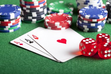 Kartları, poker fişleri ve dices yeşil masada oynarken