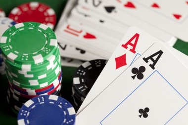 oyun kartları ve poker çipleri