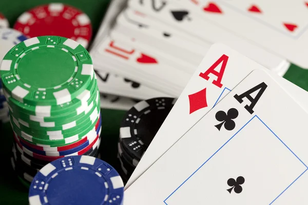 Відтворення карт і покерних фішок — стокове фото