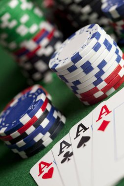 oyun kartları ve poker çipleri