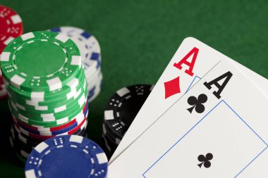 oyun kartları ve poker çipleri