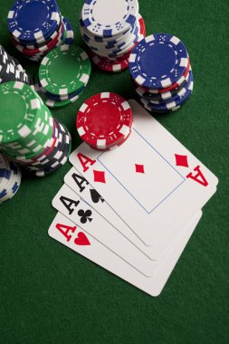 oyun kartları ve poker çipleri