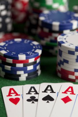 oyun kartları ve poker çipleri
