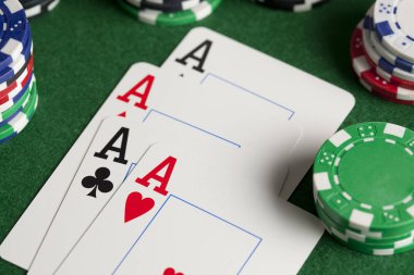 İskambil kartları ve yeşil masada poker fişleri